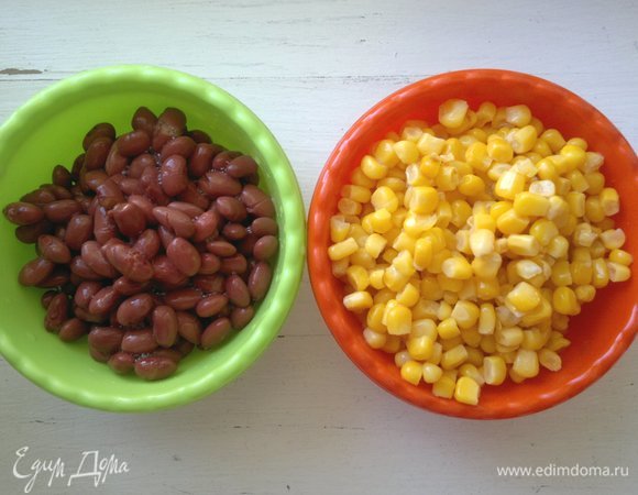 Открыть банки с консервированными кукурузой и фасолью. Фасоль откинуть на дуршлаг и промыть под проточной водой. Кукурузу я использовала вместе с жидкостью, так как ее очень мало.