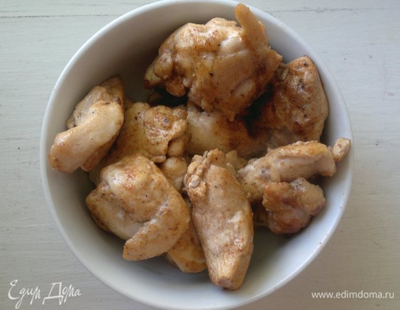 Выложить обжаренное филе в миску (без масла).