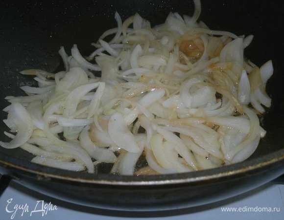 Обжарить на масле лук до румяного состояния.