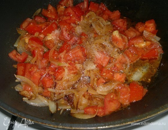 Содержимое сковороды немного посолить, поперчить, добавить сахар, перемешать.