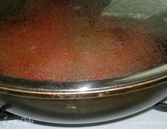 Накрыть сковороду крышкой и немного потушить до мягкости помидоров.