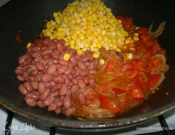 Открыть крышку. Добавить в сковороду фасоль и кукурузу.