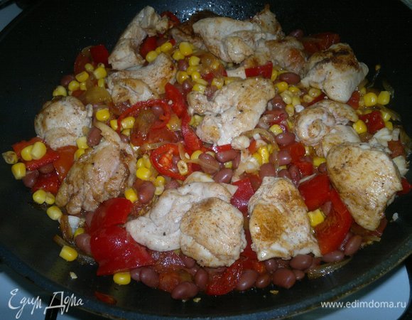 Добавить в сковороду обжаренное куриное филе, аккуратно перемешать.