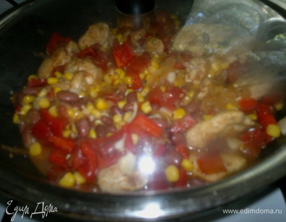 Накрыть сковороду крышкой и все вместе потушить еще 5–7 минут.