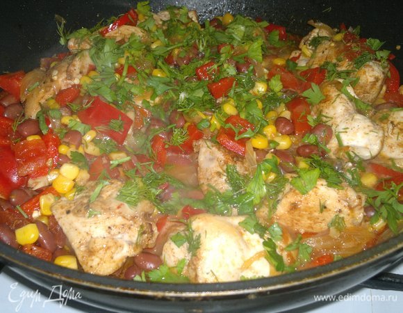 Посыпать блюдо зеленью, готовить еще 1 минуту и выключить огонь.