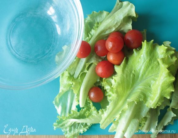 Листья салата помыть, нарвать небольшими кусочками (можно нарезать, но тогда учтите, что листья могут дать сок и начать горчить). Черри разрежьте пополам.