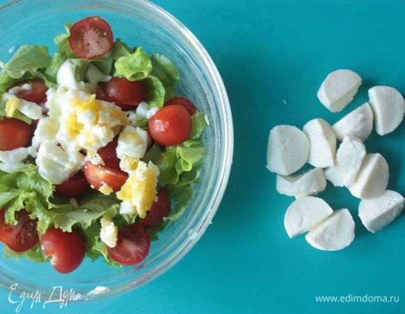Отварите яйца «в мешочек», чтобы желток не до конца схватился, и измельчите с помощью яйцерезки или ножа кубиками. Моцареллу нарежьте пополам или на четвертинки (если она большая).