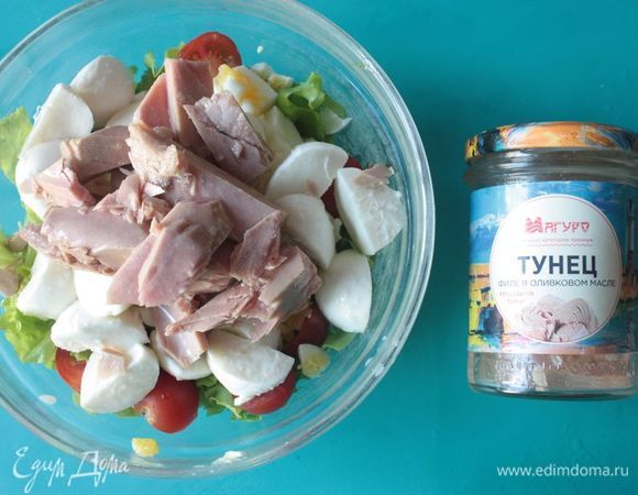 Добавьте в салат консервированного тунца ТМ «Магуро», тщательно его размяв. Оливки нарежьте кружочками или четвертинками. Для заправки я чаще всего использую оливковое масло из-под тунца — получается очень вкусно. При желании можно заменить оливки на маслины, но мне больше нравится вкус именно с оливками.
