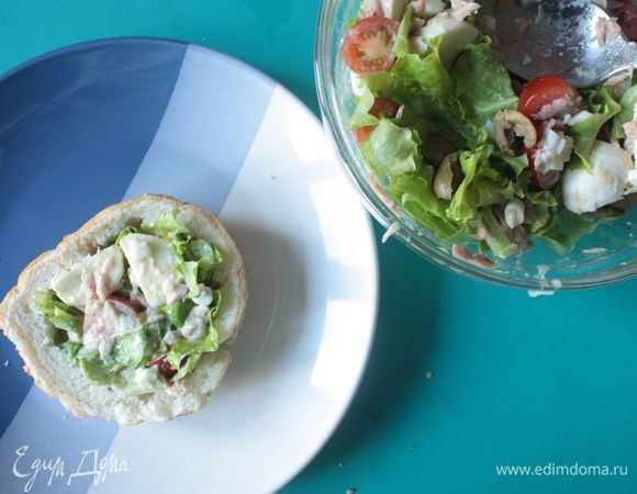 Булочки для гамбургеров слегка подсушите в духовке, чтобы корочка стала хрустящей. Каждую булочку разрежьте пополам и аккуратно выньте сердцевину у нижней части. Заправьте салат майонезом и наполните пустую нижнюю часть. Разровняйте салат ложкой. Поверх салата выложите половинку перепелиного яйца и украсьте икрой.