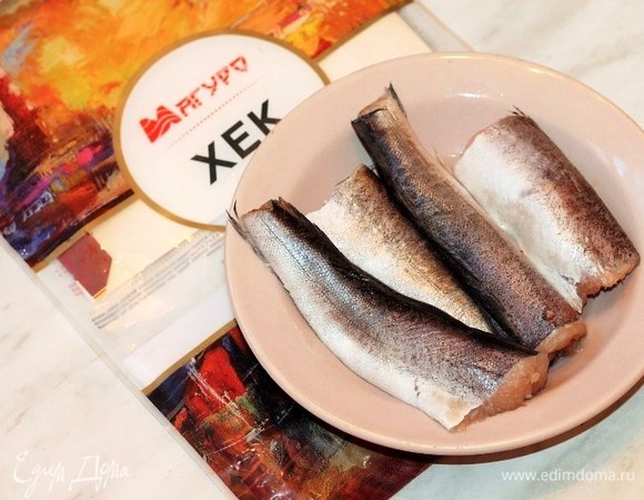 Размороженную рыбу почистить, промыть и обсушить бумажным полотенцем. Затем посолить, поперчить и приправить.