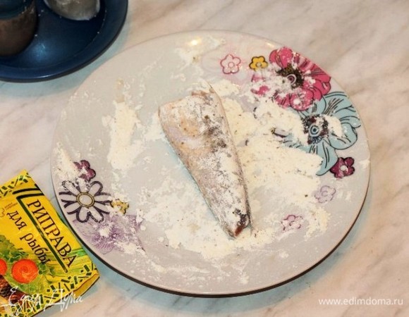 Обвалять рыбу в муке и обжарить на разогретом растительном масле до румяной корочки.