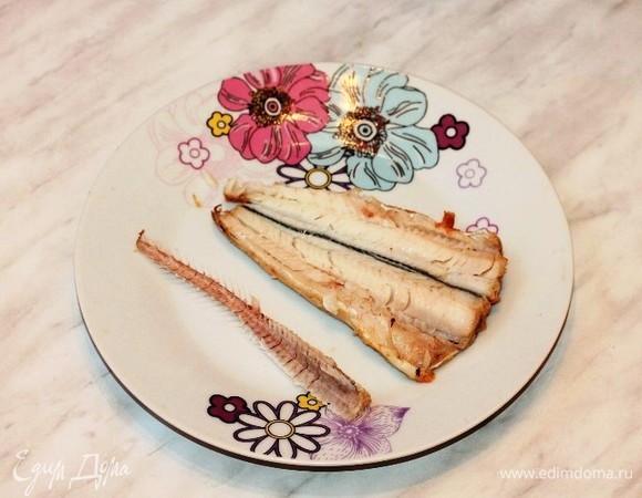 Из охлажденной рыбки удалить косточки. Нарезать рыбу на порционные кусочки (6 штук).