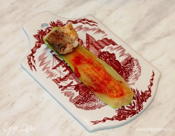 Томатный кетчуп смешать с прессованными зубчиками чеснока и смазать 6 пластин. На край каждой пластины положить по кусочку жареной рыбы.