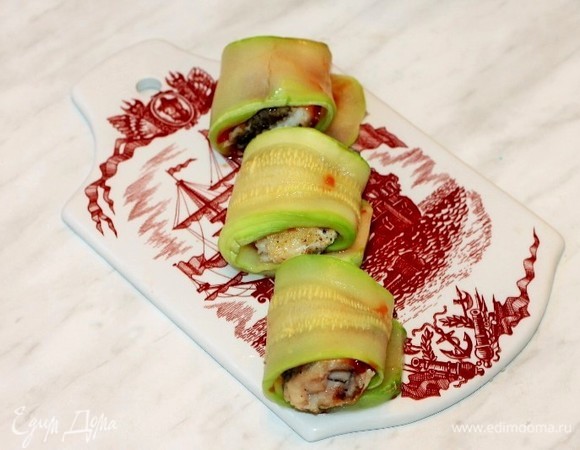 Закрутить пластины кабачка рулетом.