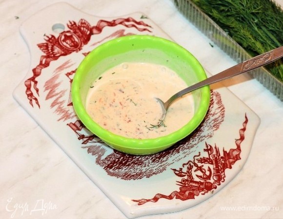 Приготовим соус. Смешать сметану с оставшимся кетчупом, водой (или рыбным бульоном), 1 ст. л. растительного масла и измельченным укропом. Добавить соль и перец.