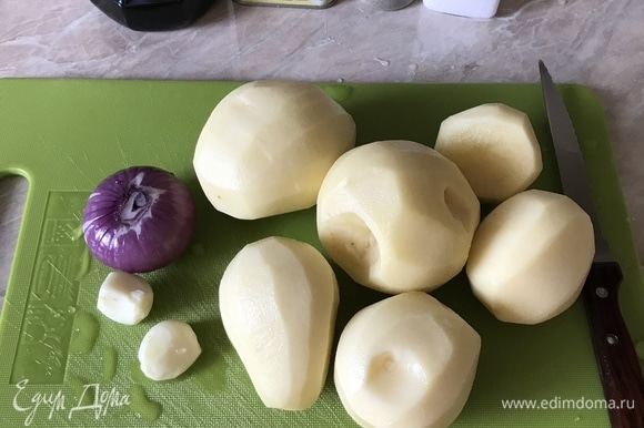 Духовку нагреть до 200°C. Картофель, лук и чеснок очистить.
