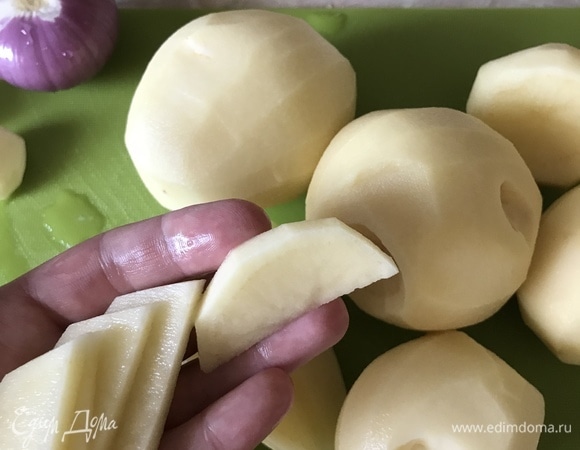 Картофель нарезать ломтиками.