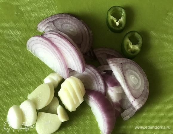 Затем крупно нарезаем перец, лук и чеснок.