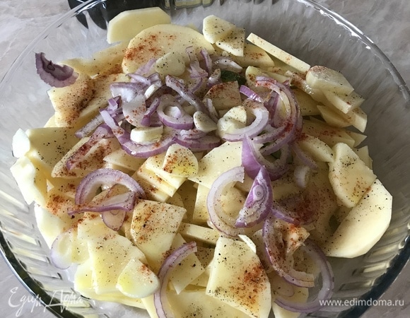 Переложить все ингредиенты в форму для выпечки, добавить соль, перец, паприку, вино, масло и хорошо перемешать.