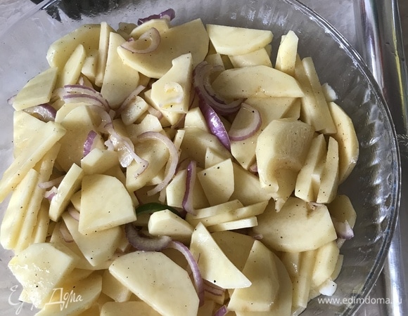 Форму накрыть фольгой и поставить в духовку примерно на 30–35 минут.