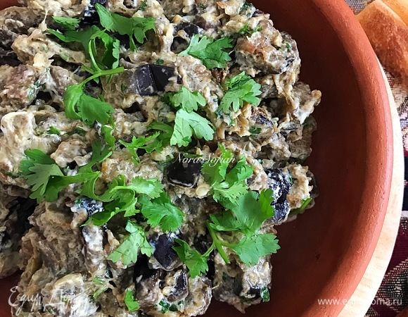 Наша вкусная и ароматная намазка готова. Рекомендую намазать на свежий шотис пури или лаваш — это очень вкусно!