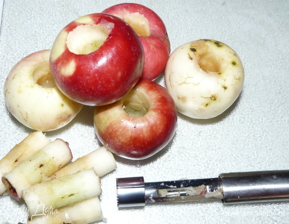 Начинаем с яблок: вырезать сердцевину и очистить от кожицы, можно не полностью.