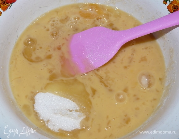 Занимаемся тестом: в миску разбиваем 3 яйца и лопаточкой размешиваем до однородной консистенции. Далее добавляем сахарный песок и мешаем миксером.