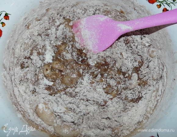 Далее добавляем муку и какао и снова перемешиваем миксером до однородной массы.