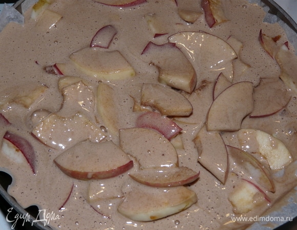 После того как масса теста будет размешана и без комочков, выливаем ее в форму с яблоками, заполняем так, чтобы не было непокрытых тестом мест в пироге.