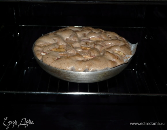 Предварительно разогреваем духовой шкаф до температуры 180–200°C. И ставим пирог выпекаться на 40 минут.