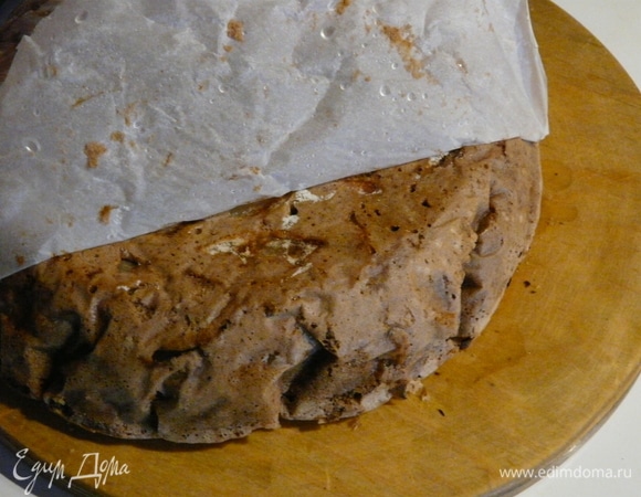 После запекания в духовке вынимаем и проверяем деревянной палочкой на готовность. Если серединка пропеклась и палочка сухая, выключаем духовку и даем пирогу 20 минут дойти. После вынимаем и переворачиваем на красивую тарелку.