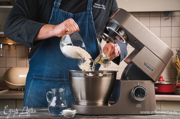 В чаше кухонной машины KENWOOD соедините просеянную пшеничную муку, оливковое масло, соль и теплую воду (70 мл). Замесите тесто с помощью насадки крюк.