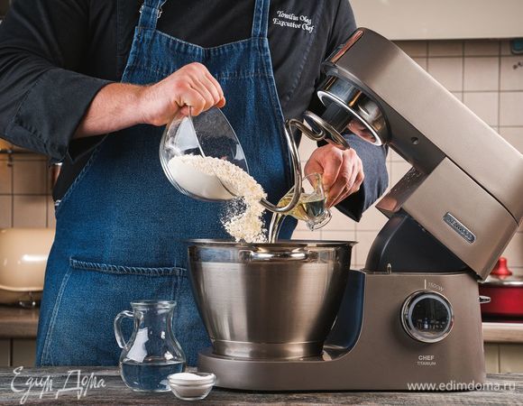 В чаше кухонной машины KENWOOD соедините просеянную пшеничную муку, оливковое масло, соль и теплую воду (70 мл). Замесите тесто с помощью насадки крюк.