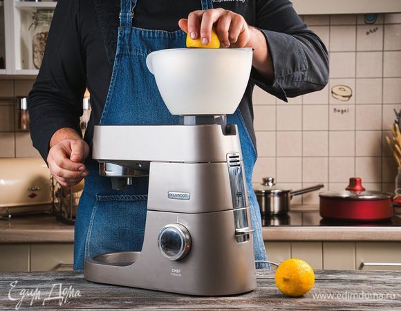 Тем временем приготовьте начинку. С помощью насадки-пресса для цитрусовых выжмите сок из половины лимона.