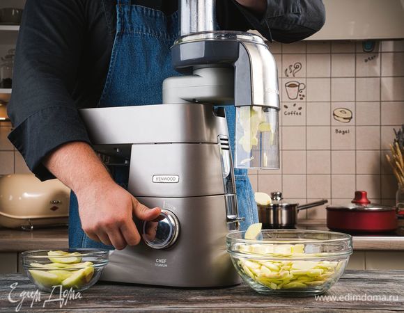 Яблоки промойте, очистите от кожуры и семян. Нарежьте яблоки небольшими тонкими пластинками с помощью насадки-овощерезки.