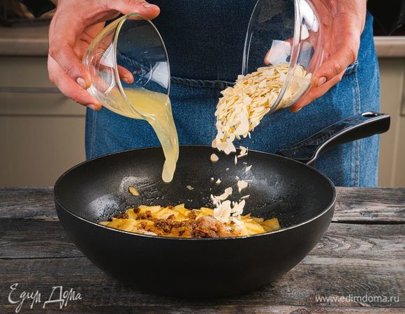 Добавьте лимонный сок и лепестки миндаля, все протушите.