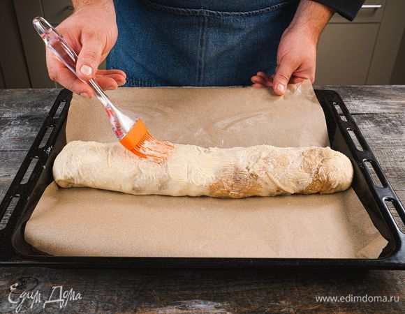 Сверху смажьте заготовку остатком сливочного масла. Выпекайте штрудель при 200°С в течение 25 минут.