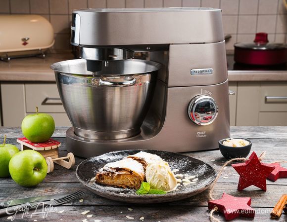 Подавайте штрудель теплым с шариком мороженого. Приятного чаепития!