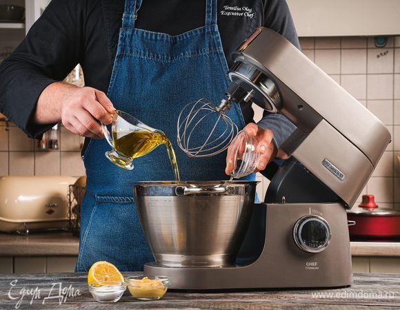 В чашу кухонной машины KENWOOD добавьте два яйца, горчицу и соль. При помощи насадки-венчик начните взбивать их в однородную массу. Постепенно начните вливать оливковое масло тонкой струйкой. Добавьте лимонный сок и взбивайте массу до полной однородности и увеличения в объеме. Уберите майонез в холодильник.