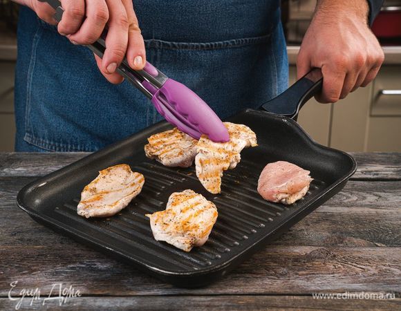 Обжарьте на гриле куриную грудку.