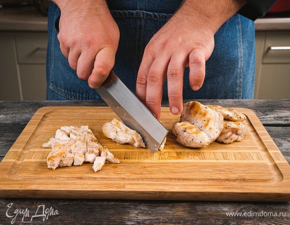 Нарежьте курицу мелкими кубиками.