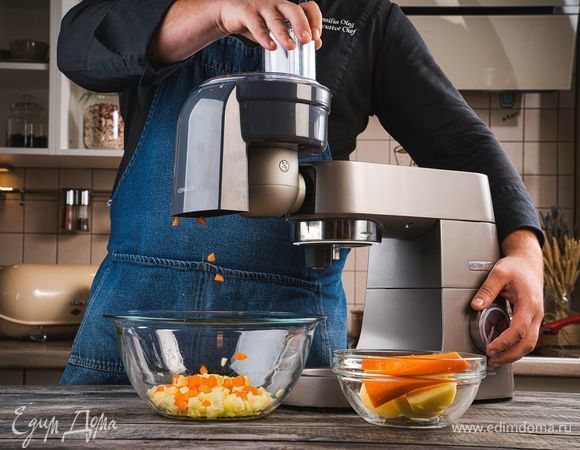 Морковь и картошку отварите в подсоленной воде. Отварите и почистите яйца. Почистите картофель и морковь. Установите на кухонную машину KENWOOD насадку для нарезки кубиками и нарежьте морковь, картофель.