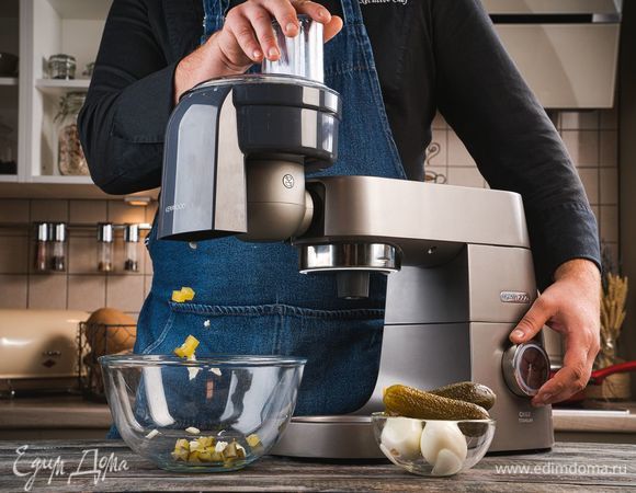 Отдельно яйца и соленые огурцы.