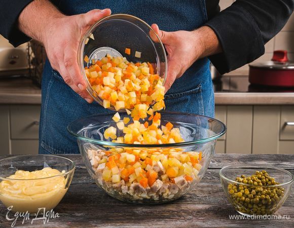 Смешайте овощи, яйца, куриную грудку и горошек, посолите, поперчите и заправьте домашним майонезом.