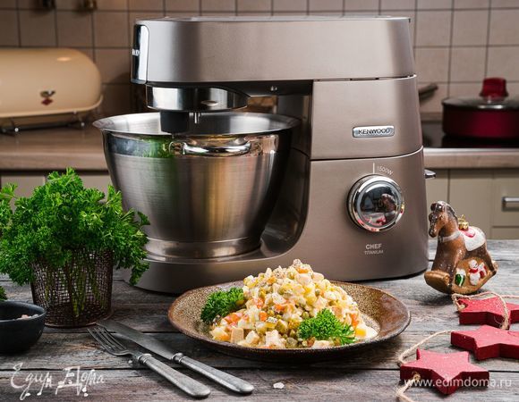 Салат выложите на тарелку и украсьте веточкой укропа. Приятного аппетита!