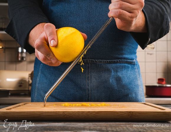 Помойте апельсины и снимите с них цедру без белой части шкурки. Разделите цедру пополам — для теста и для пропитки.