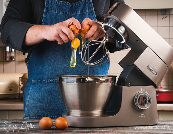В чашу кухонной машины KENWOOD добавьте яйца. При помощи насадки-венчик взбивайте их до увеличения в объеме.
