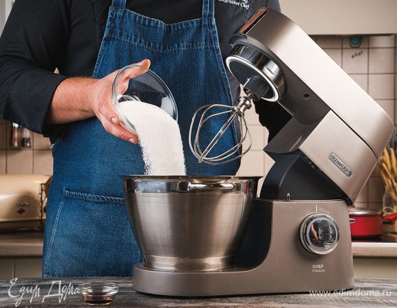 Продолжая взбивать яйца, постепенно всыпайте в чашу ванильный и обычный сахар. Затем добавьте коньяк.