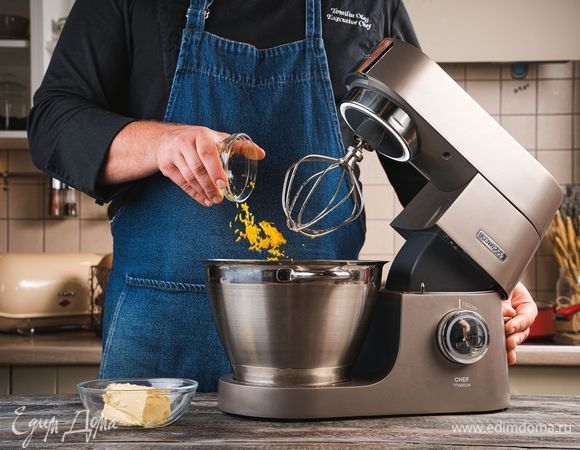 Добавьте размягченное сливочное масло и цедру одного апельсина.