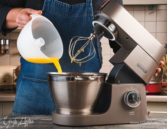 Добавьте половину сока. Взбейте до однородной массы.